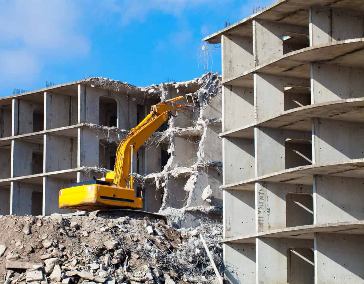 Building,Demolition,With,Hydraulic,Excavator